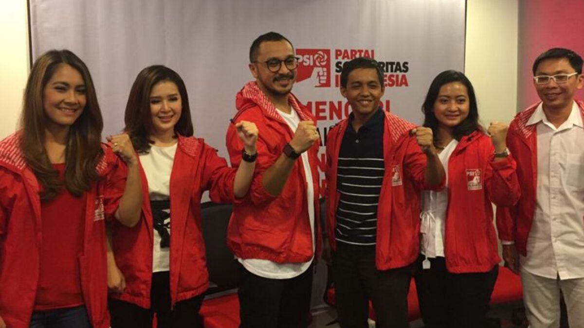 Terjun ke Dunia Politik, Giring ‘Nidji’ Syukuran di Rumahnya Terjun ke Dunia Politik, Giring ‘Nidji’ Syukuran di Rumahnya