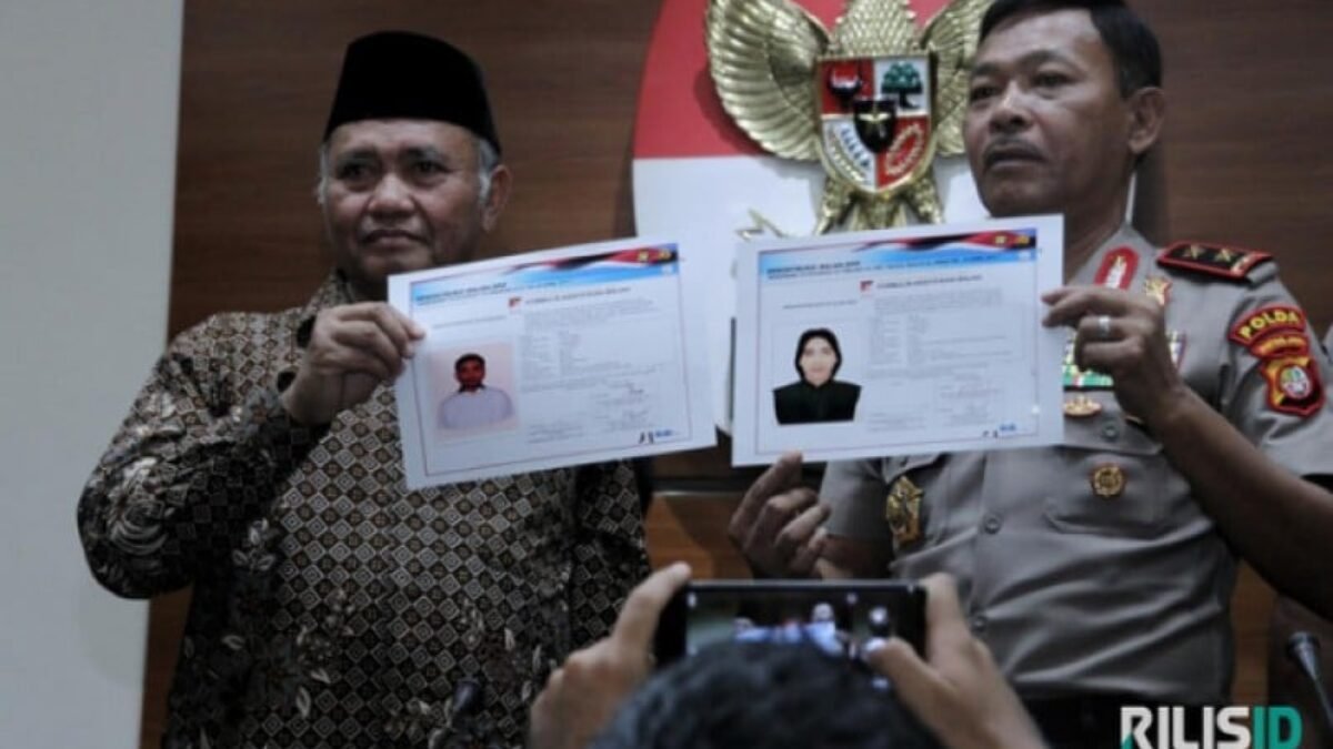 Foto Pelaku Penyiram Air Keras Ke Novel Baswedan Disebar, Hotline 0813-398844474 Foto Pelaku Penyiram Air Keras Ke Novel Baswedan Disebar, Hotline 0813-398844474