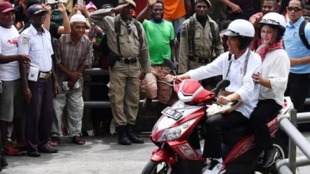 Presiden Jokowi & Iriana Boncengan Naik Motor Listrik di Asmat