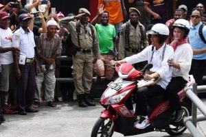 Presiden Jokowi & Iriana Boncengan Naik Motor Listrik di Asmat