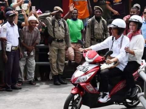 Presiden Jokowi & Iriana Boncengan Naik Motor Listrik di Asmat