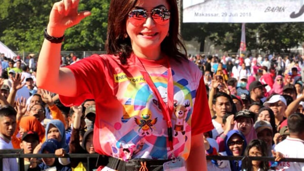 Tetty Paruntu Jalan Sehat Bersama Presiden Jokowi