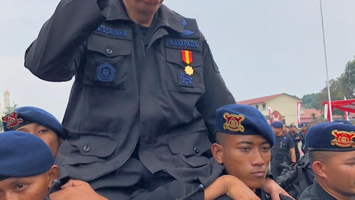 Warga Kehormatan Dato Sri Tahir oleh Brimob, Penuh Rumors Warga Kehormatan Dato Sri Tahir oleh Brimob, Penuh Rumors