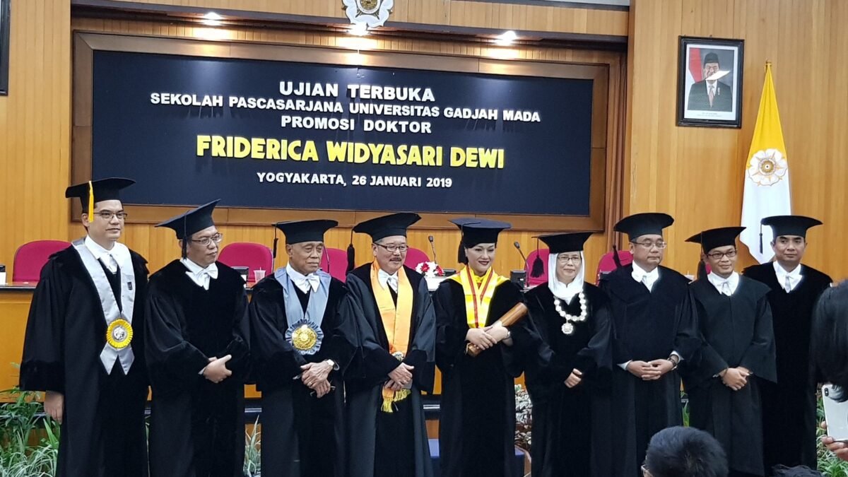 Kiki Widyasari, Raih Gelar Doktor Dengan Cum Laude