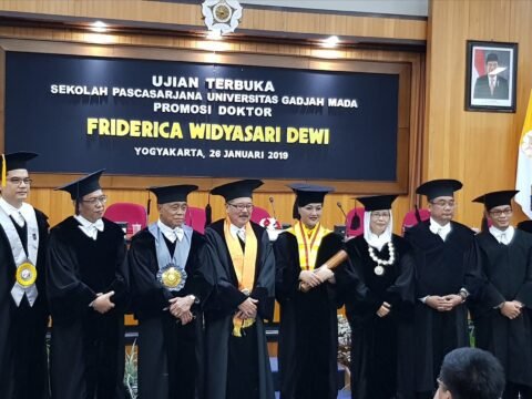 Kiki Widyasari, Raih Gelar Doktor Dengan Cum Laude