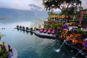 Berendam di Toya Devasya, Bali.