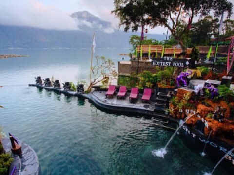 Berendam di Toya Devasya, Bali.