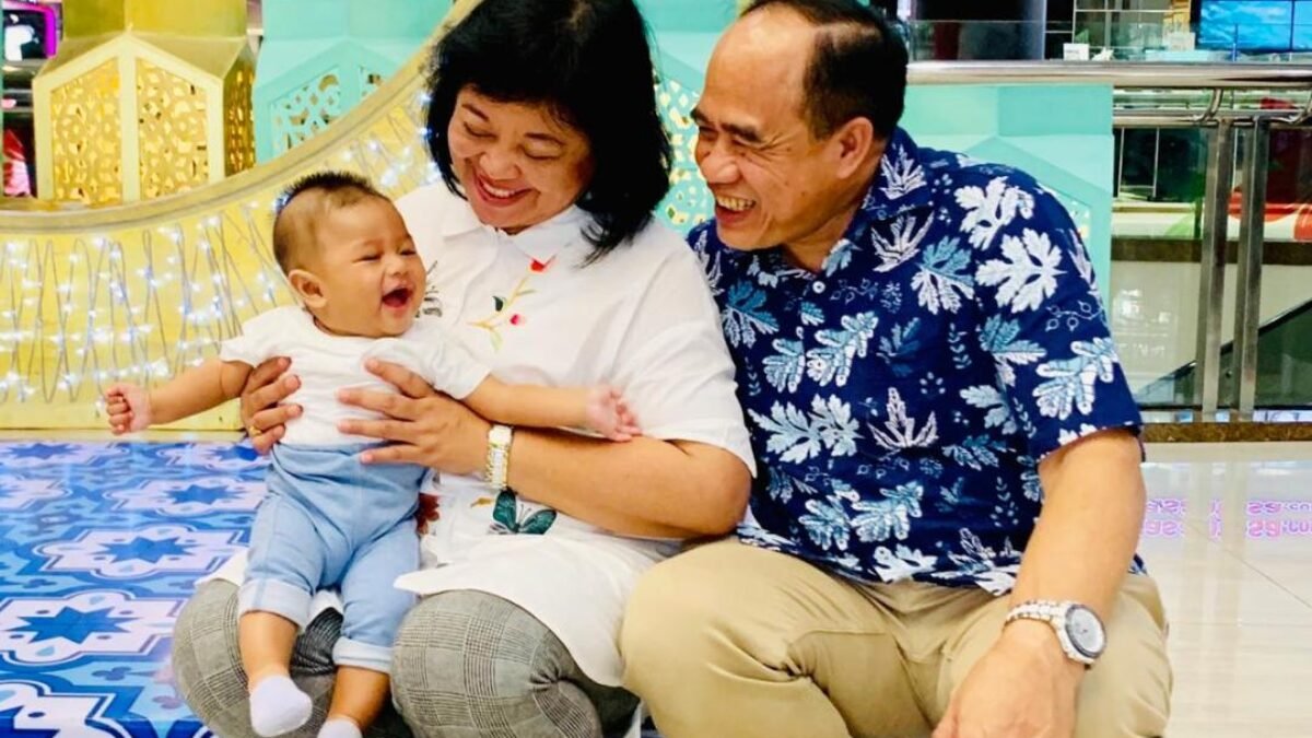 Mantan KASAL Asyik Sama Cucu Mantan KASAL Asyik Sama Cucu
