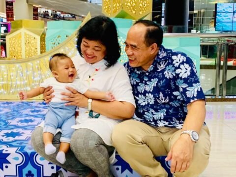 Mantan KASAL Asyik Sama Cucu