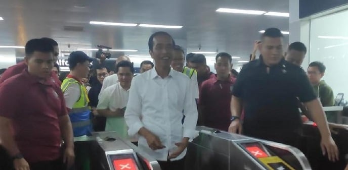 Presiden Jokowi Naik MRT. Ketagihan atau Pencitraan?