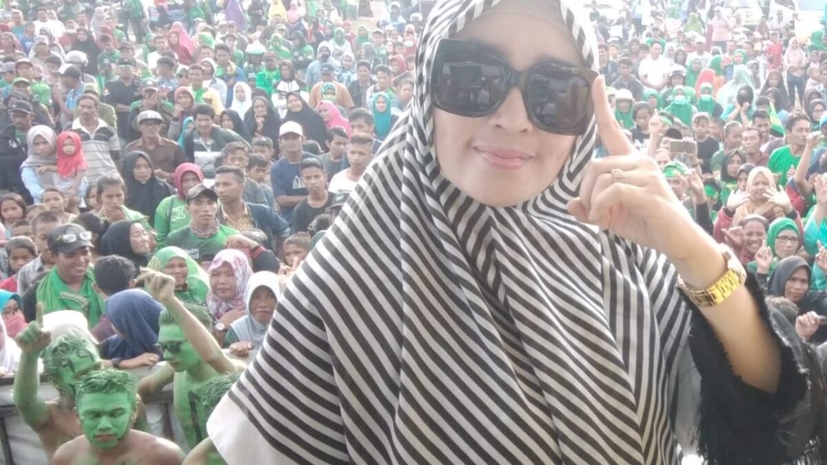 Foto Firza Husein Sedang Acungkan Jari Telunjuk, Kode 01 Beredar Luas