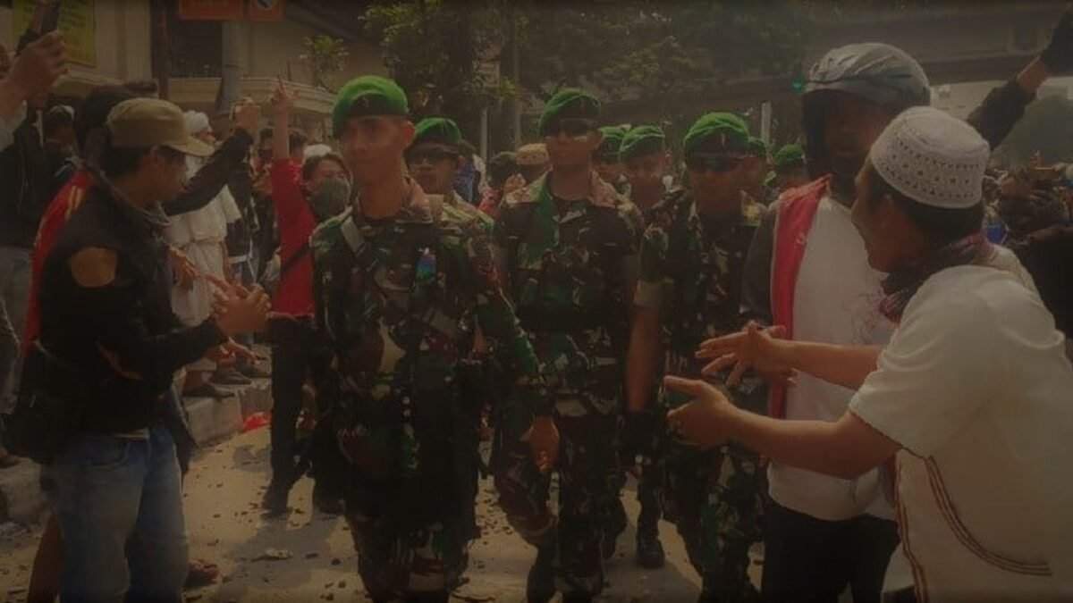 Massa Pendemo: “Hidup TNI” Massa Pendemo: “Hidup TNI”