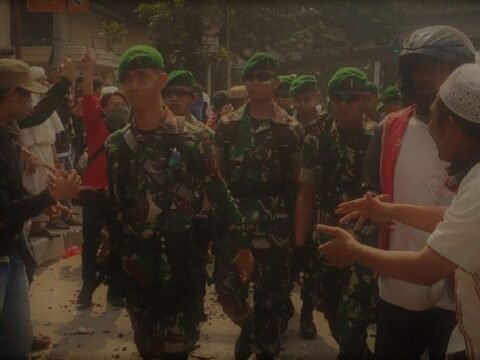 Massa Pendemo: “Hidup TNI”