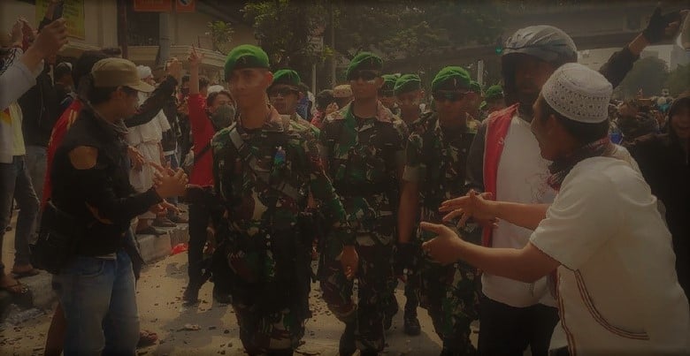 Massa Pendemo: “Hidup TNI”