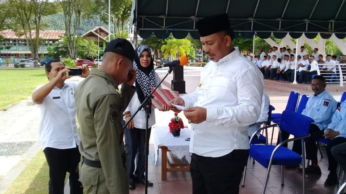 Viral Video Satpol Panjat Tiang Bendera, Karena Tali Tiang Bendera Hilang
