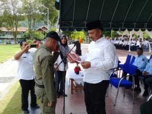 Viral Video Satpol Panjat Tiang Bendera, Karena Tali Tiang Bendera Hilang