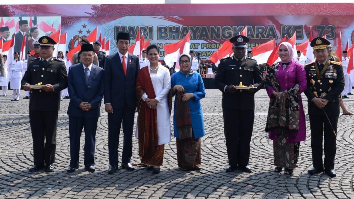Presiden Jokowi: “Kondisi Yang Kondusif Juga Berkat Kerja Sama Yang Baik Antara Polri dengan TNI.” Presiden Jokowi: “Kondisi Yang Kondusif Juga Berkat Kerja Sama Yang Baik Antara Polri dengan TNI.”