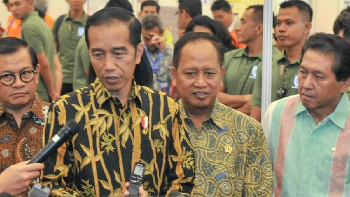Menristekdikti Tak Responsif Pertanyaan Masyarakat, Jadi Catatan Presiden Jokowi. Menristekdikti Tak Responsif Pertanyaan Masyarakat, Jadi Catatan Presiden Jokowi.