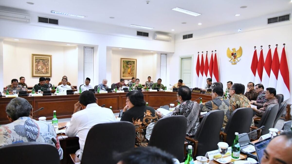 Presiden Jokowi: “Saya ingatkan kepada Pangdam, Danrem, Kapolda, dan Kapolres.”