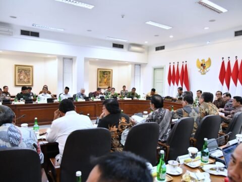 Presiden Jokowi: “Saya ingatkan kepada Pangdam, Danrem, Kapolda, dan Kapolres.”