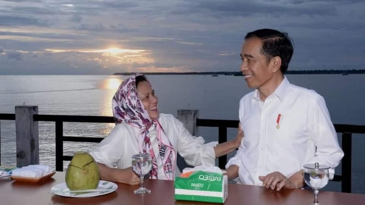 Saat Presiden Jokowi dan Ibu Iriana Nikmati Senja di Kaimana