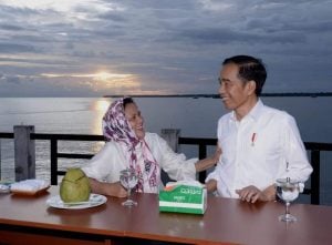 Saat Presiden Jokowi dan Ibu Iriana Nikmati Senja di Kaimana