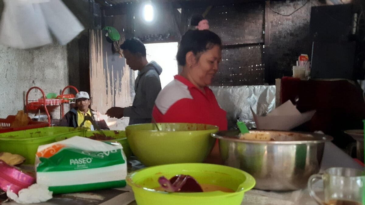 Warung Nasi Uduk di Gang Sempit Ini, Beromzet 45 Juta