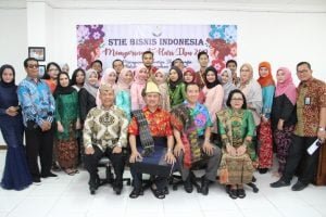 Lomba Busana di Struktural & Karyawan STIE Bisnis Indonesia, Viral di Medsos