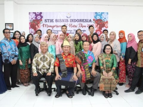 Lomba Busana di Struktural & Karyawan STIE Bisnis Indonesia, Viral di Medsos