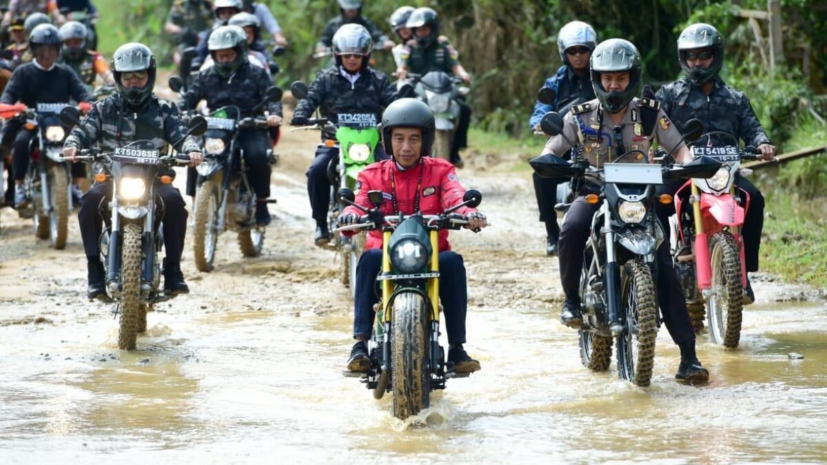 Kendarai Motor, Presiden Jokowi Jajal Jalan Perbatasan Kalimantan