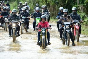 Kendarai Motor, Presiden Jokowi Jajal Jalan Perbatasan Kalimantan