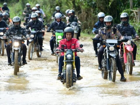 Kendarai Motor, Presiden Jokowi Jajal Jalan Perbatasan Kalimantan