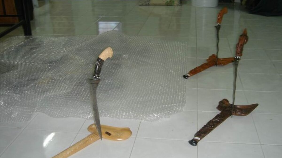 Di Balik Keris Sepuh Bisa Berdiri