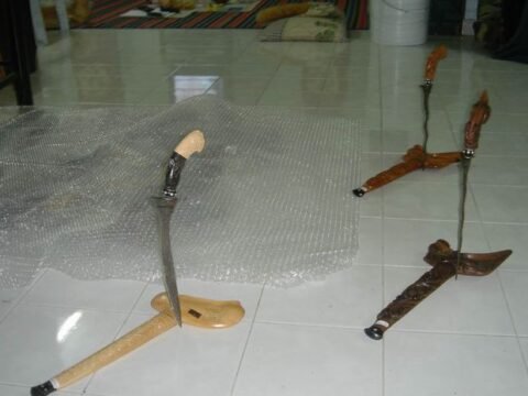 Di Balik Keris Sepuh Bisa Berdiri