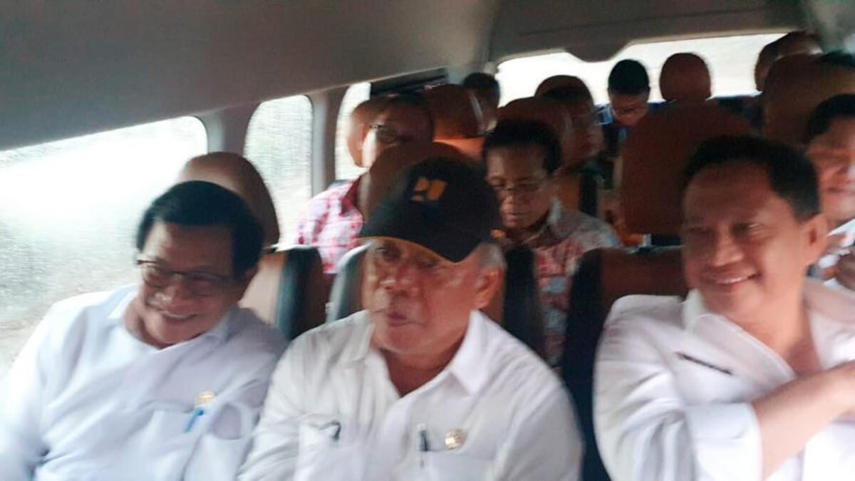 Cerita Seru dari Ibu Kota Baru: Mobil Menteri Slip di Jalanan yang Licin Cerita Seru dari Ibu Kota Baru: Mobil Menteri Slip di Jalanan yang Licin