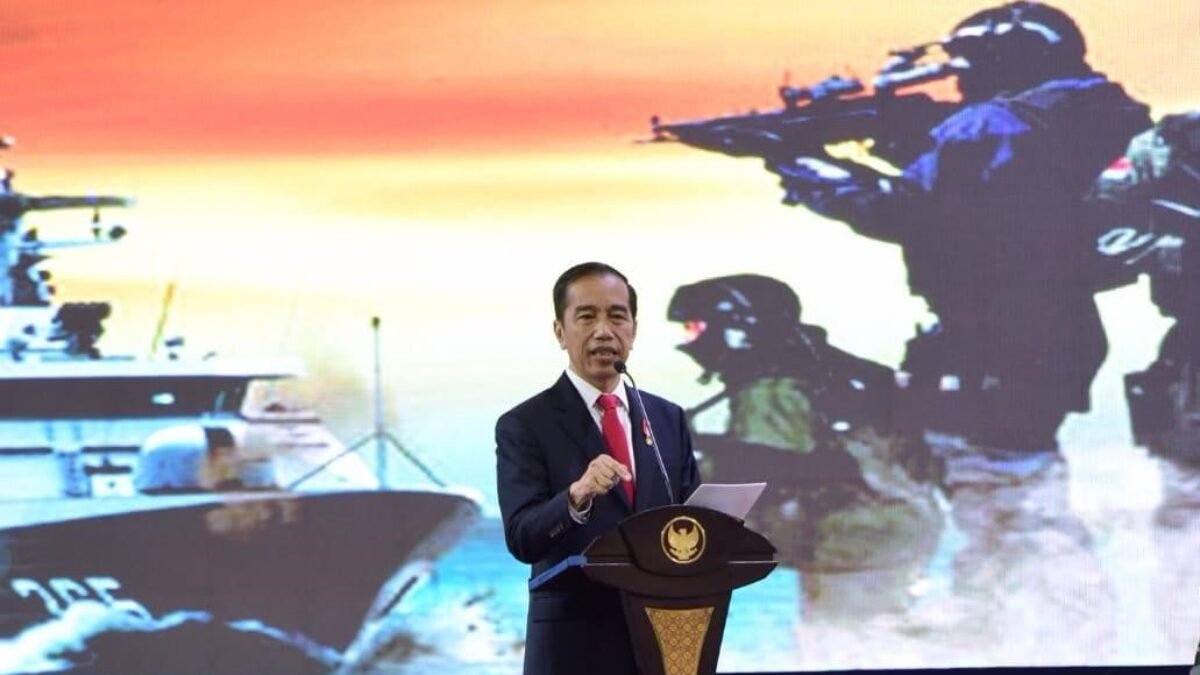 Jokowi: “Usia Pensiun TNI, Kita Usulkan Untuk Diubah Menjadi 58 Tahun” Jokowi: “Usia Pensiun TNI, Kita Usulkan Untuk Diubah Menjadi 58 Tahun”