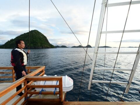Pose Instragamable Presiden Jokowi di Kapal Phinisi