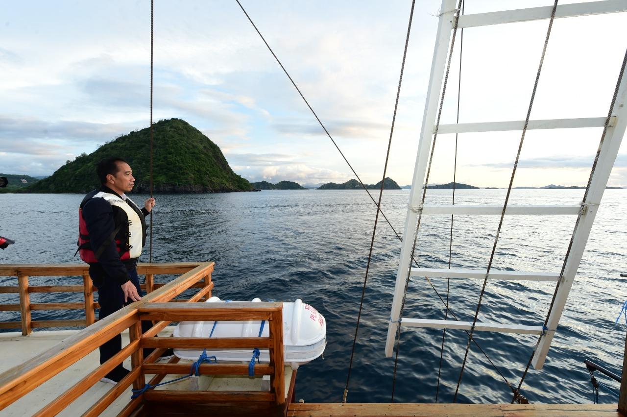 Pose Instragamable Presiden Jokowi di Kapal Phinisi