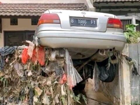 Pasca Banjir, Mobil Banyak Bersenggama