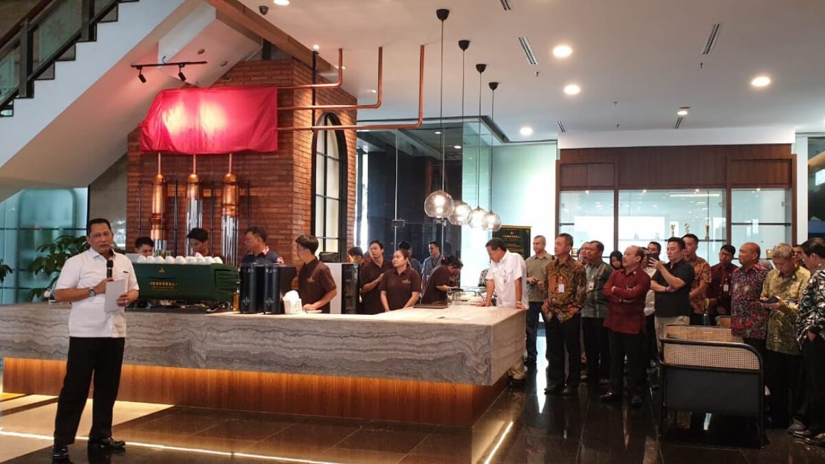 Buwas Buka Kopi Jenderal di Lobi Bulog