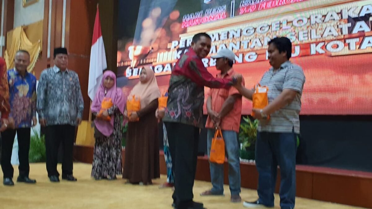 PWI dan BULOG Kalimantan Selatan Bagikan Sembako Gratis