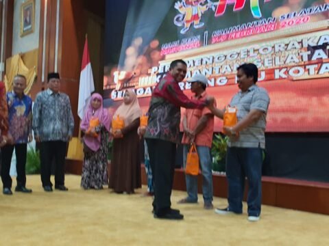 PWI dan BULOG Kalimantan Selatan Bagikan Sembako Gratis