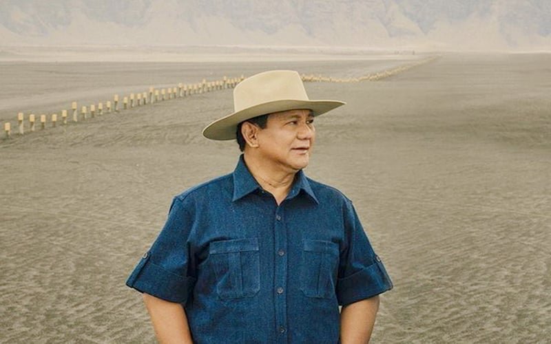 gagahnya-prabowo-subianto-bermain-dengan-burung-elang-di-gurun-pasir-spBIYkvHzr