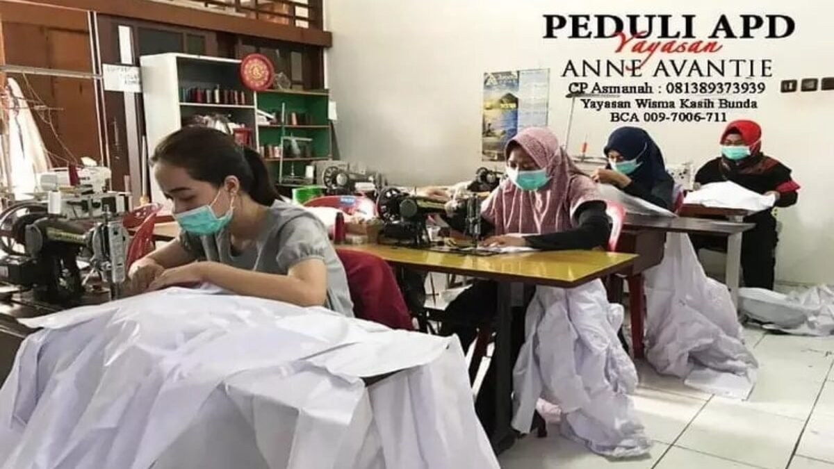 Disainer Kondang Setop Produksi Kebaya, Produksi Alat Pelindung Diri (APD) Untuk Sumbangkan Ke RS & Tim Medis Disainer Kondang Setop Produksi Kebaya, Produksi Alat Pelindung Diri (APD) Untuk Sumbangkan Ke RS & Tim Medis