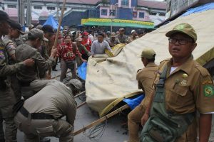 Cara & Gaya Satpol PP Menjadi Trending Topik