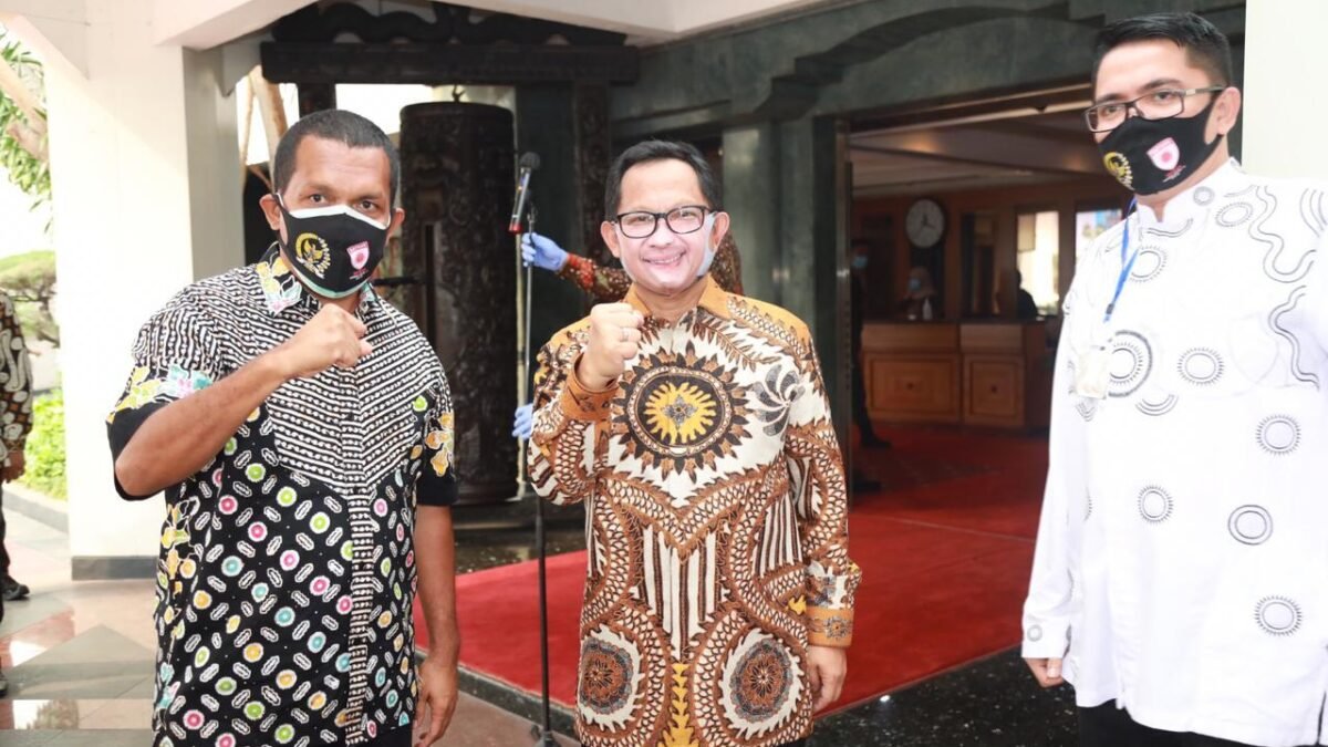 Masker Unik Buatan Bandung “Booming” Setelah Dipakai oleh Tito Karnavian dan Ridwan Kamil Masker Unik Buatan Bandung “Booming” Setelah Dipakai oleh Tito Karnavian dan Ridwan Kamil