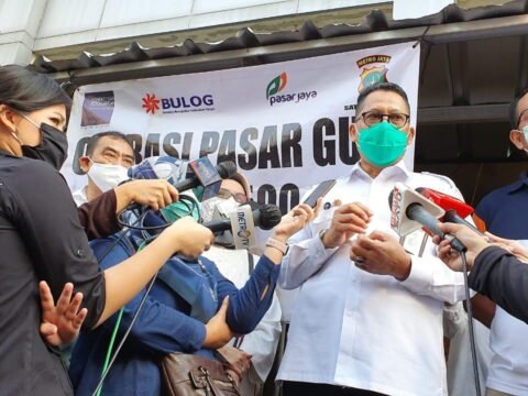 BULOG Gandeng Pedagang Pasar Pastikan Harga Gula Sama Di Seluruh Indonesia