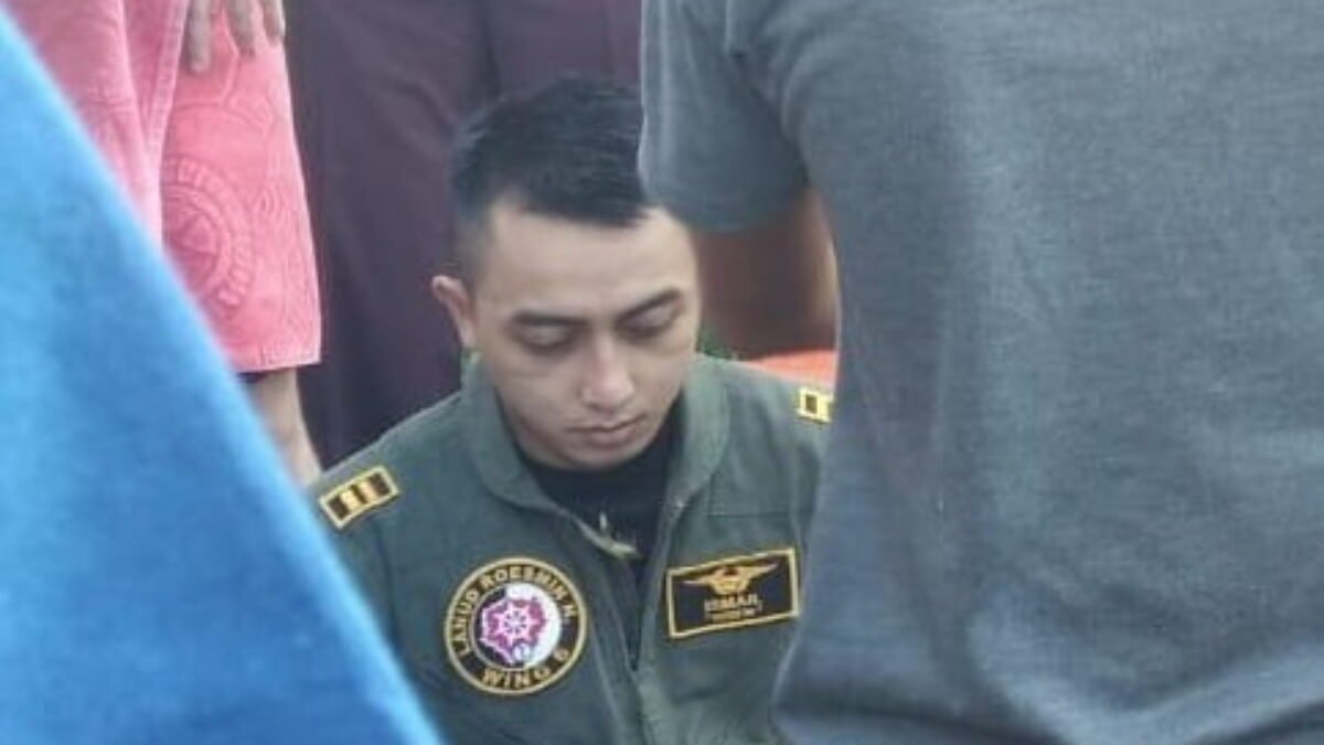 Pilot Hawk Yang Selamat Di Antara Penduduk