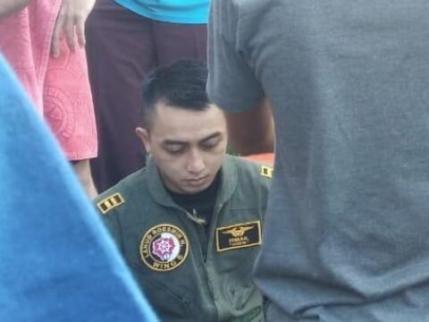 Pilot Hawk Yang Selamat Di Antara Penduduk