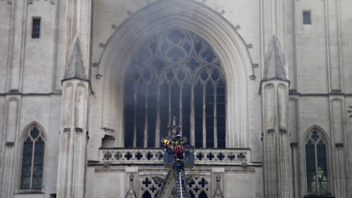 Kebakaran Gereja Katedral Di Kota Nantes Perancis Barat Kebakaran Gereja Katedral Di Kota Nantes Perancis Barat